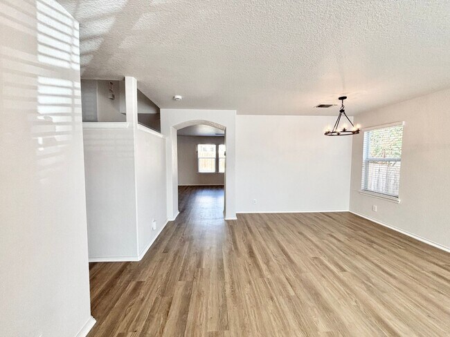 Building Photo - Spacious 4 bed 2.5 bath two-story home!