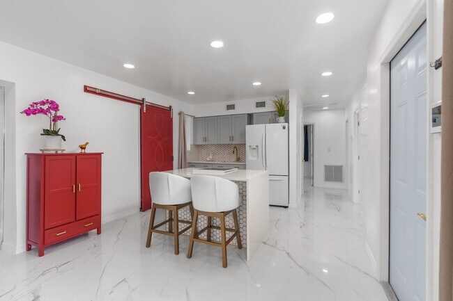 Building Photo - 201 NE 28th Ct