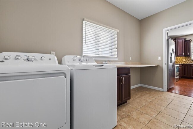 Building Photo - 699 Bay Pointe Dr