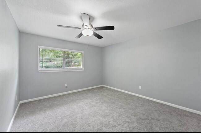 Building Photo - 405 Kelly Ln