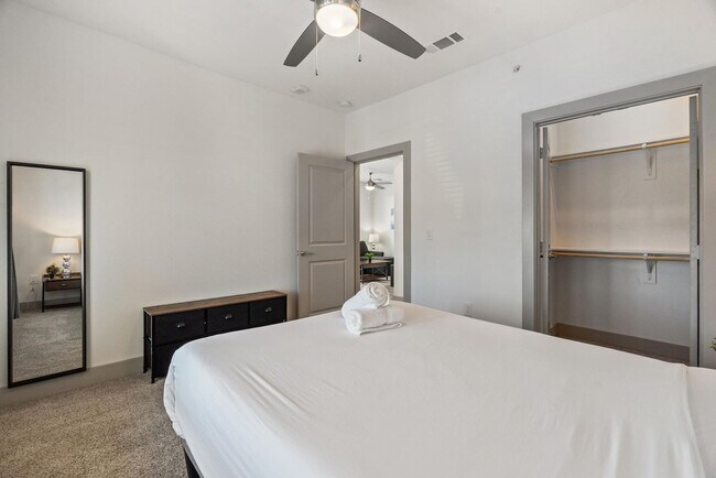 Building Photo - 12100 1/2 Ferrystone Glen Dr