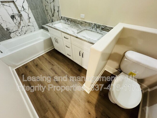 Building Photo - 136 Greentree Dr