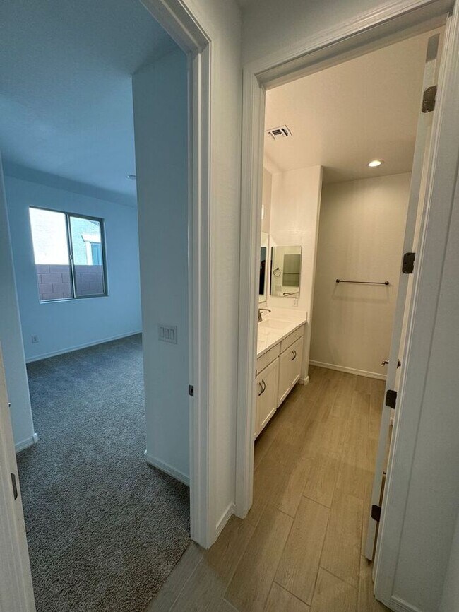 Building Photo - NEW 5 Bedroom 3 bathroom home in Surprise!