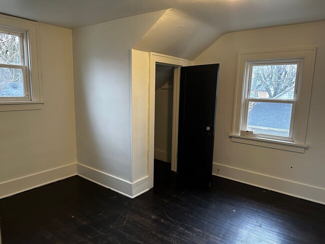 Building Photo - FREE JANUARY RENT!!! Charming 3-bedroom, 1...