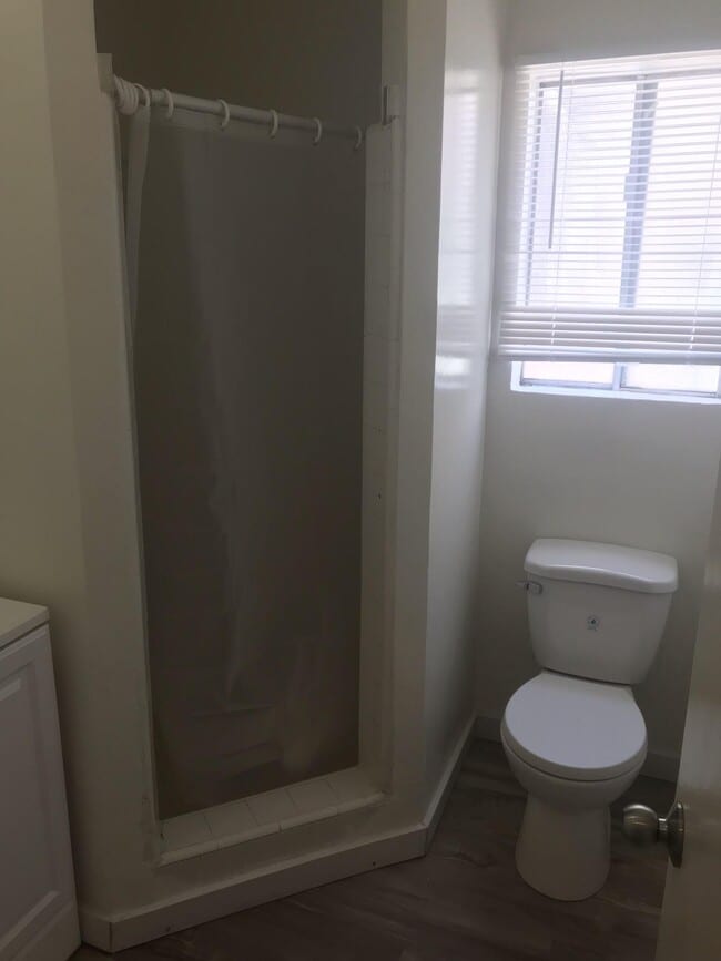 Building Photo - 1427 Rock Glen Ave