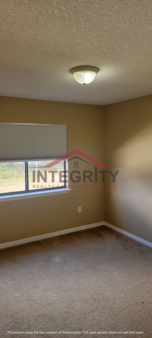 Building Photo - 3 bed/2.5 bath in Brighton Park