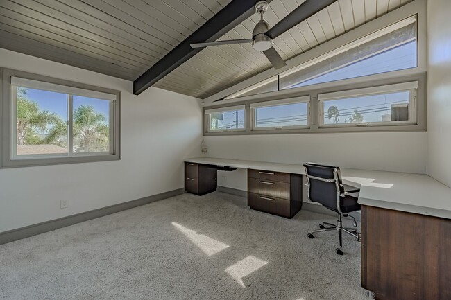 Building Photo - Luxurious Modern Living in the Heart of San Diego with Solar!