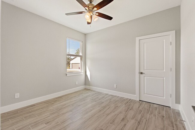 Building Photo - 123 Tulip Ln
