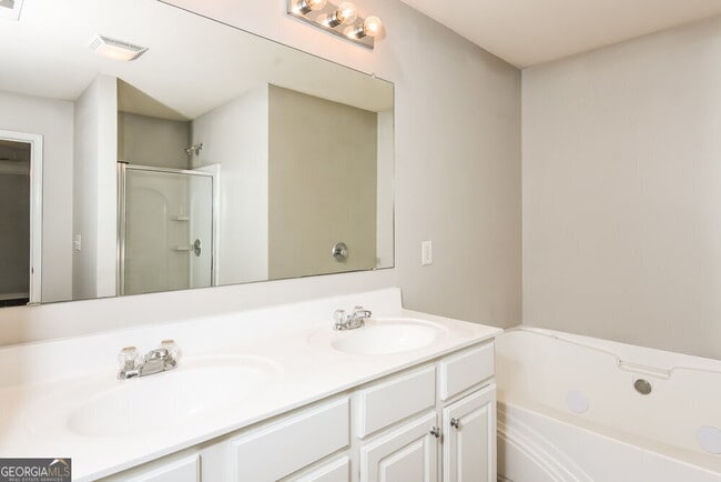 Building Photo - 3120 Englewood Dr