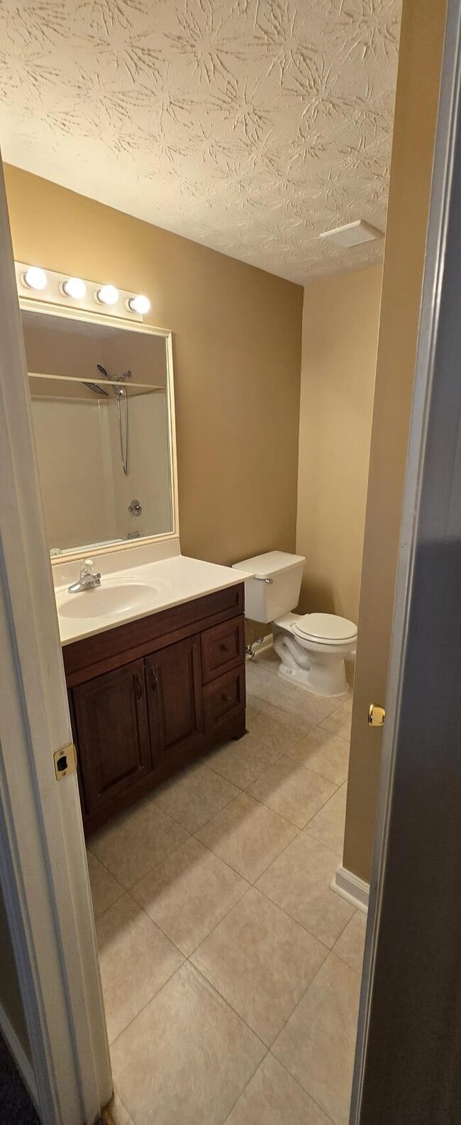 Building Photo - 3 Bedroom House