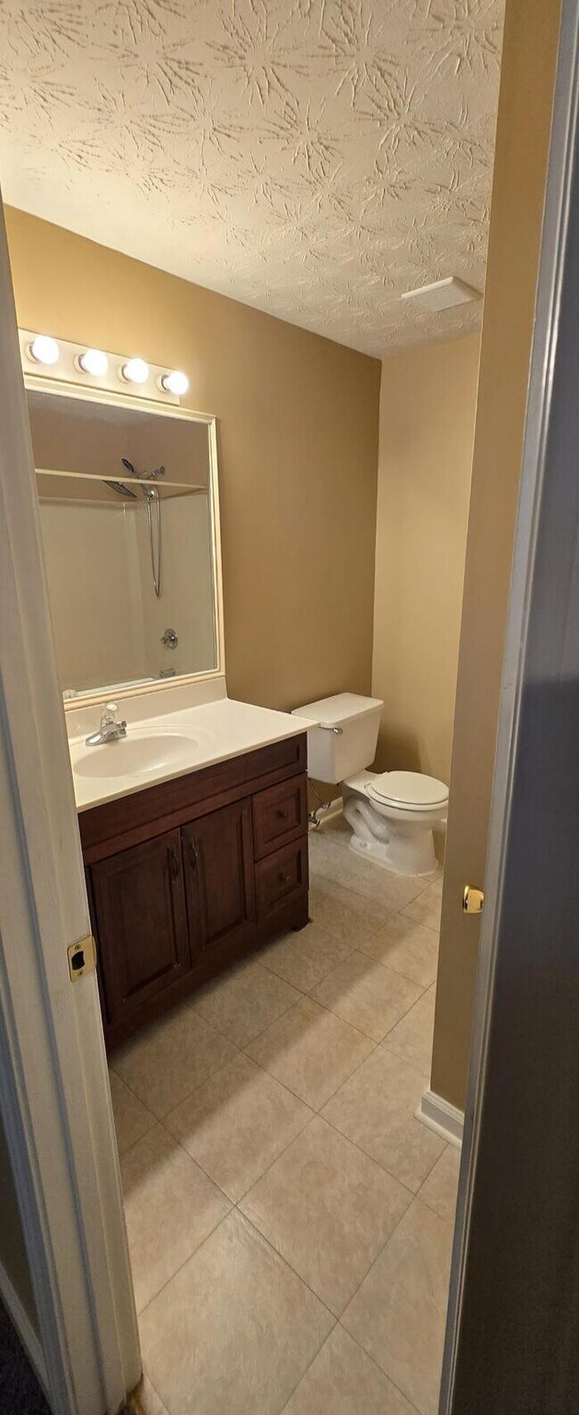 Building Photo - Charming 3-Bedroom Home with Spacious Layout & Prime Location