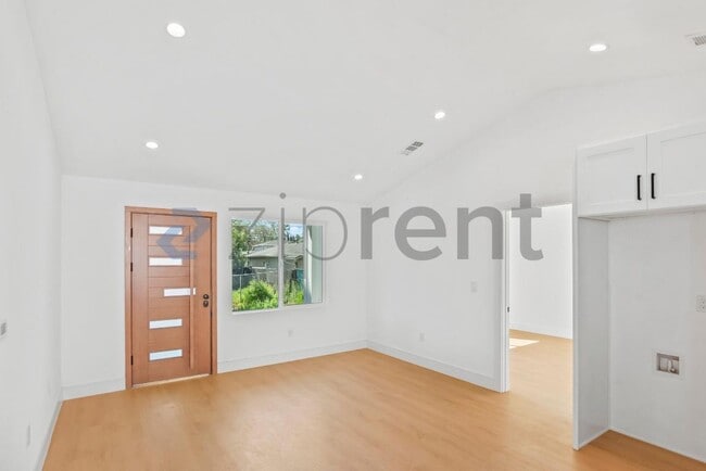 Building Photo - 374 S 21st St