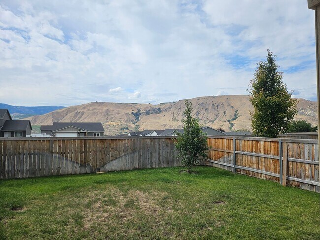 Building Photo - 3 Bedroom, 2.5 Bath House w/ fully fenced yard.