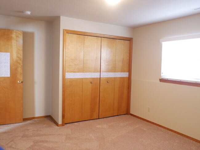 Building Photo - 4 Bed 2 Bath Home Available Now!