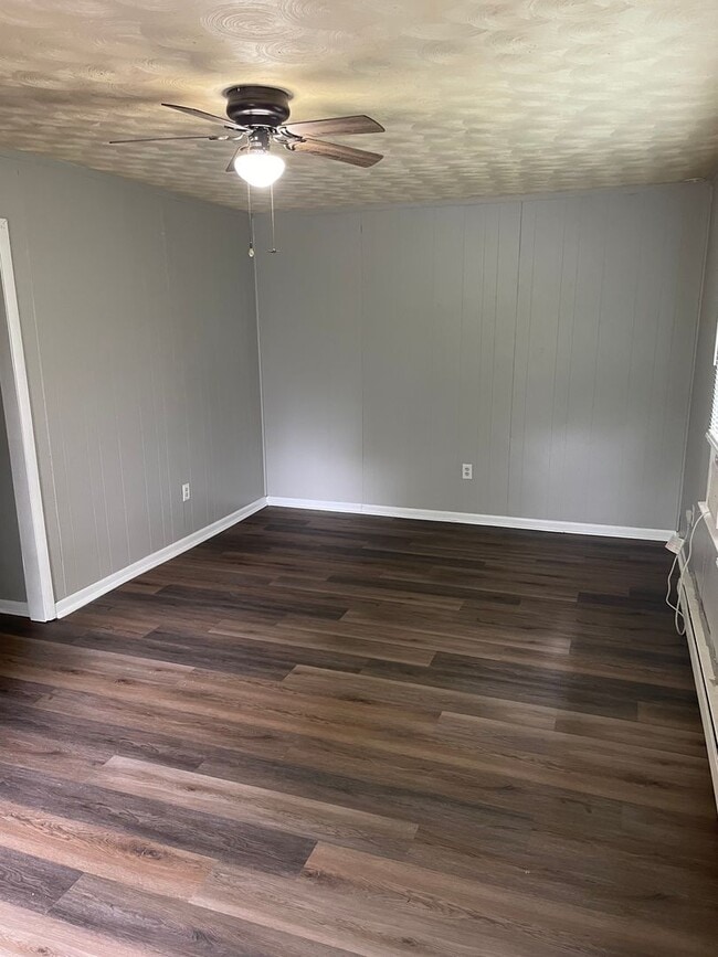 Building Photo - 2 bed 1 bath duplex