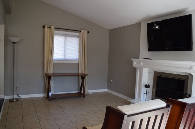 Building Photo - BEAUTIFULLY RENOVATED AND SPACIOUS COLONIA...