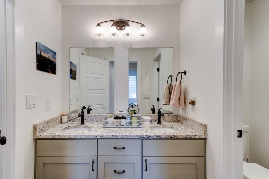 Building Photo - 2715 Zaragosa St