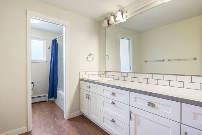 Building Photo - Room to roam! 3 bed, living, dining, den, ...