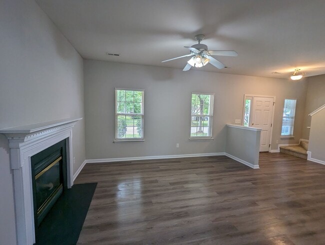Building Photo - CORNELIUS 3 BEDROOM 2.5 BATH W/FENCED YARD