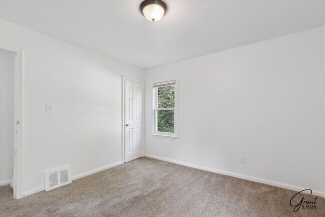 Building Photo - 3 Bedroom - 1 Bath- $1,150.00