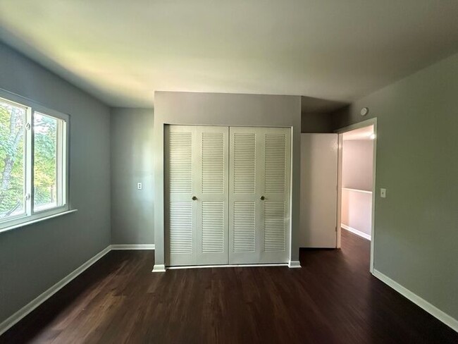Building Photo - FOR RENT - 3 Bedroom Condo in Green Hills