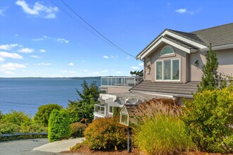 Building Photo - 5Bd/3.5Ba Shoreline House