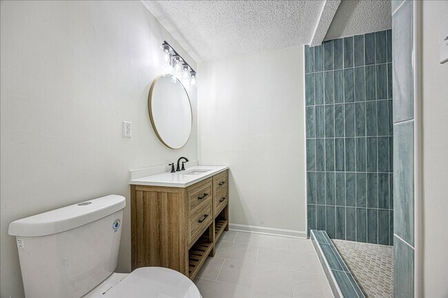 Building Photo - Updated 3 Bedroom Townhome