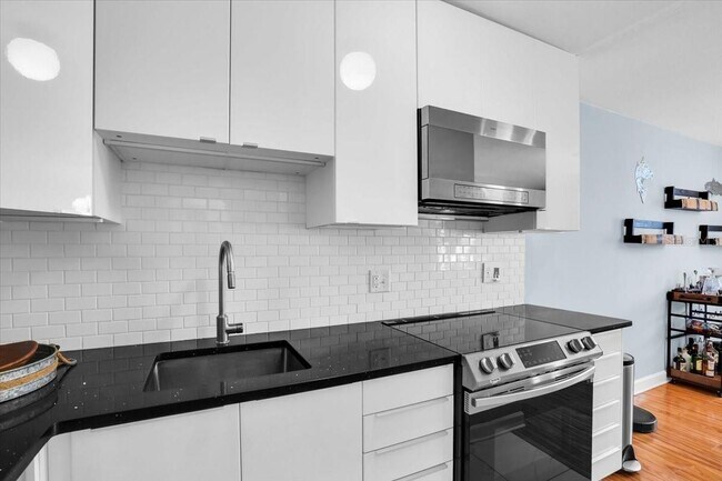 Building Photo - 101 Pompano Dr SE