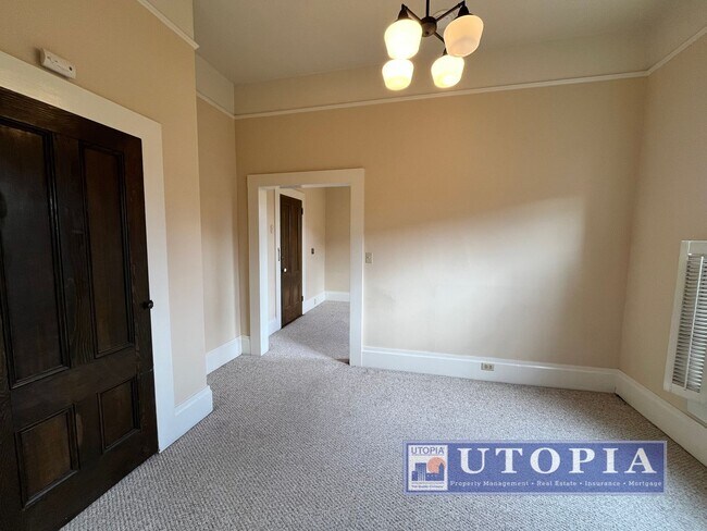 Building Photo - Charming and Sunny One Bedroom Apartment i...