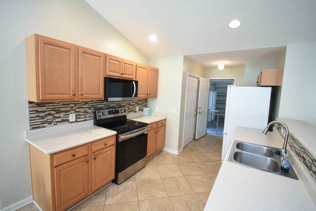 Building Photo - 717 W Perry Rd