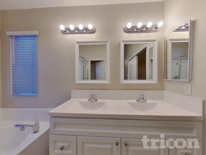 Building Photo - 863 Pike Dr