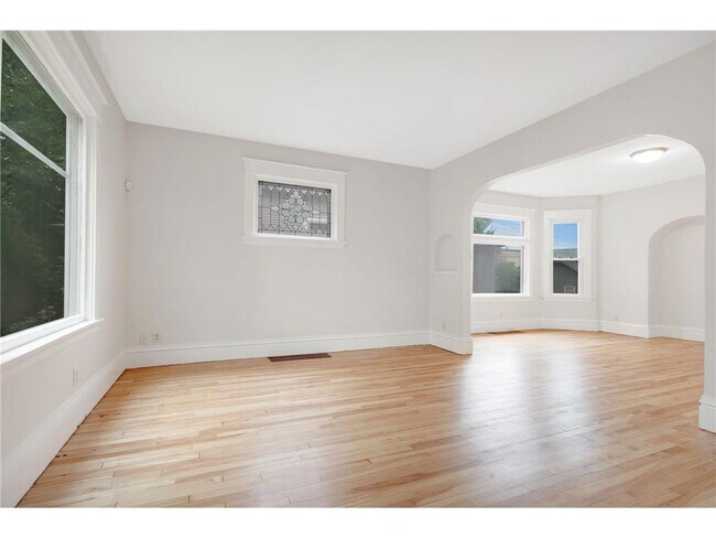 Building Photo - 804 Hawthorne Ave E