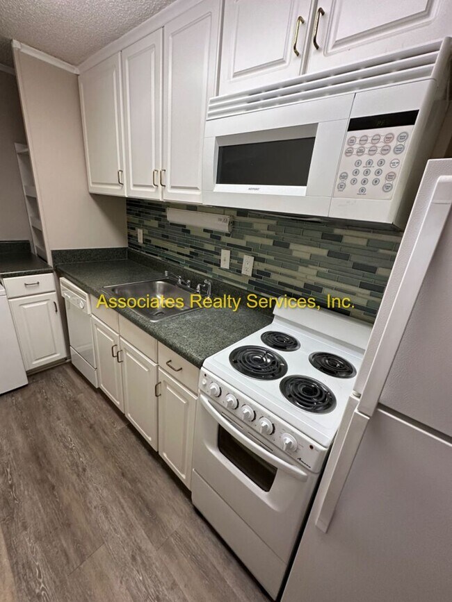 Building Photo - Attention Students! 1 bedroom- Near Shands & UF!  Look!