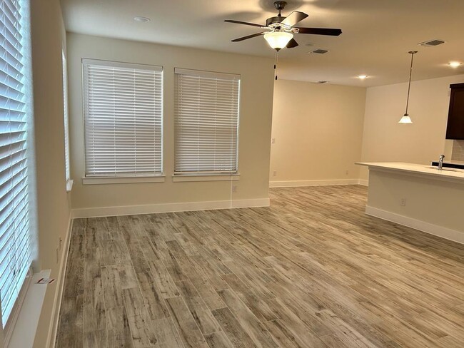 Building Photo - 420 Parkline Dr