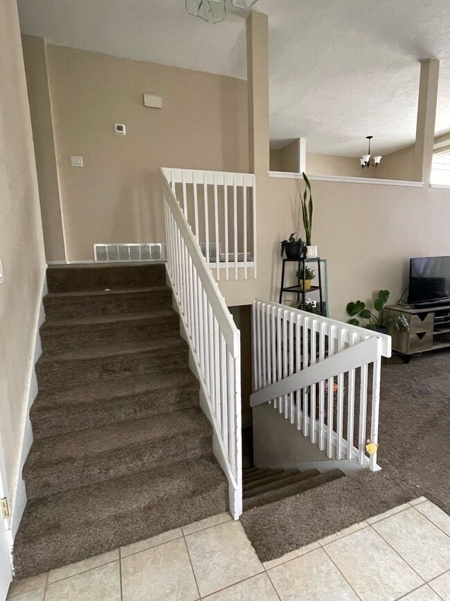 Building Photo - Beautiful South Ogden home