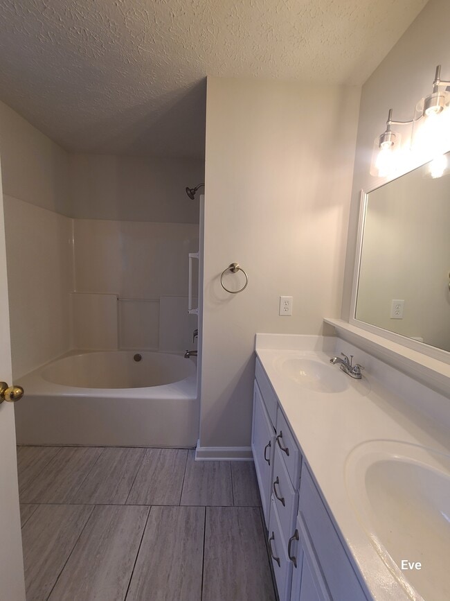 Building Photo - 2733 Airwood Dr