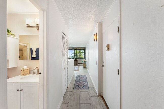 Building Photo - Live your best life in this well-appointed condo in Makaua Village