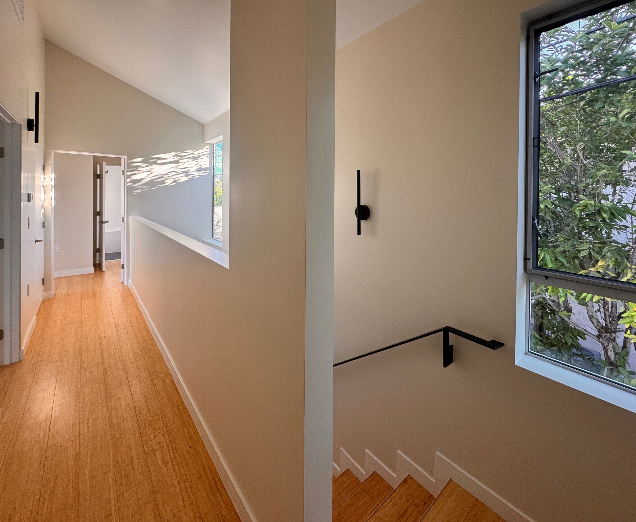 Building Photo - 1210 1/2 Manzanita St