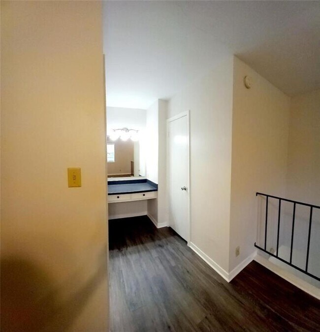 Building Photo - 2800 Westhill Dr