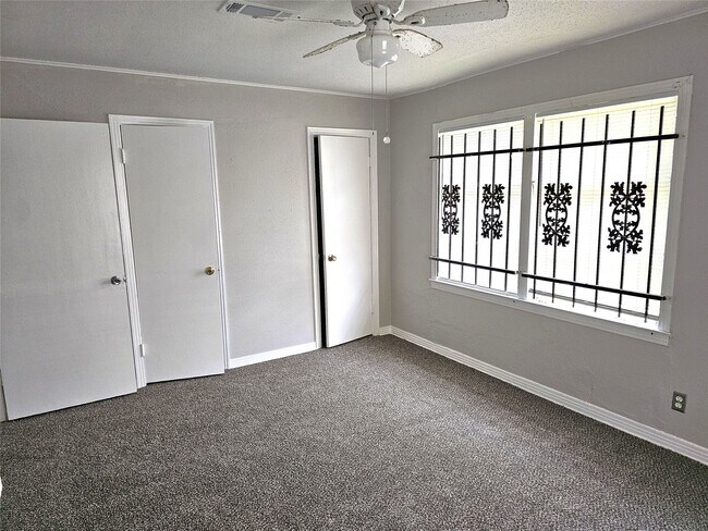 Building Photo - 5902 Pershing St