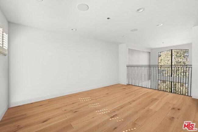Building Photo - 410 S Barrington Ave