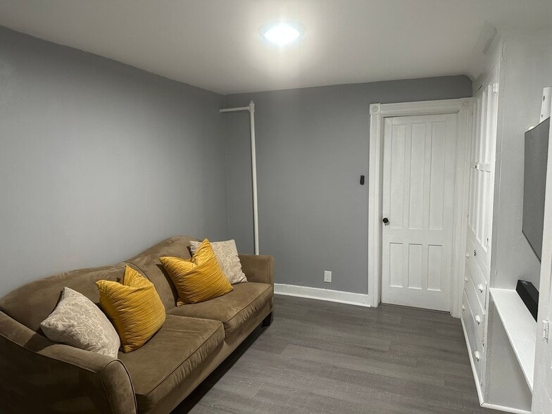 Building Photo - 39 S Lake Ave