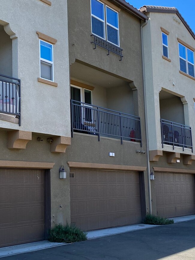 Building Photo - Livermore, Gorgeous Townhome 4 bed/3.5 bat...