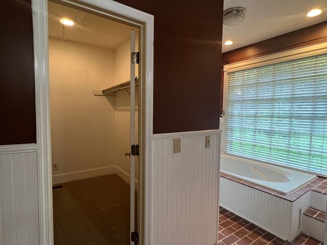 Building Photo - Great Home close to Downtown