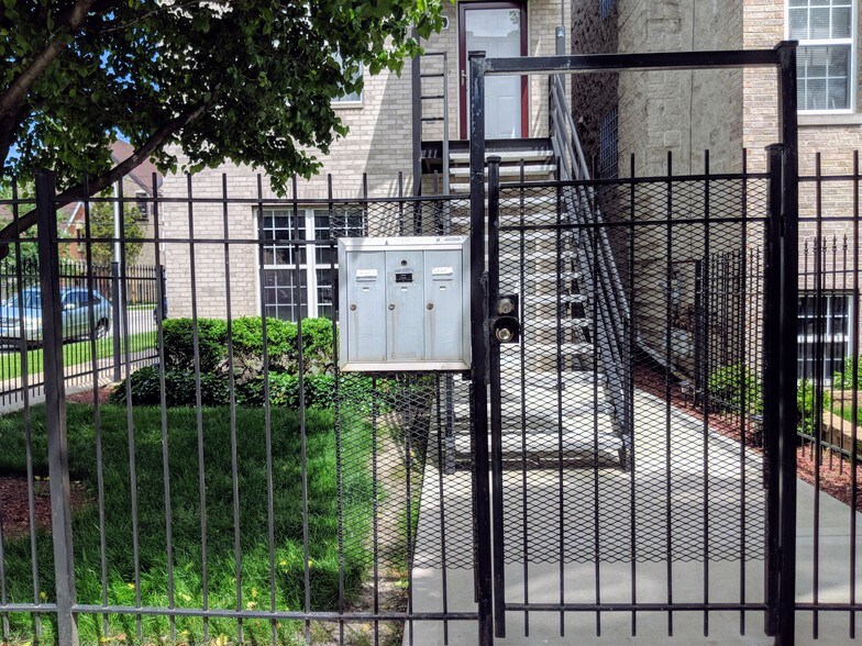 Secure Gate - 1457 N Rockwell St