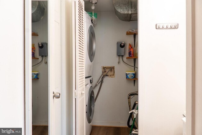 Building Photo - 9804 Hellingly Pl