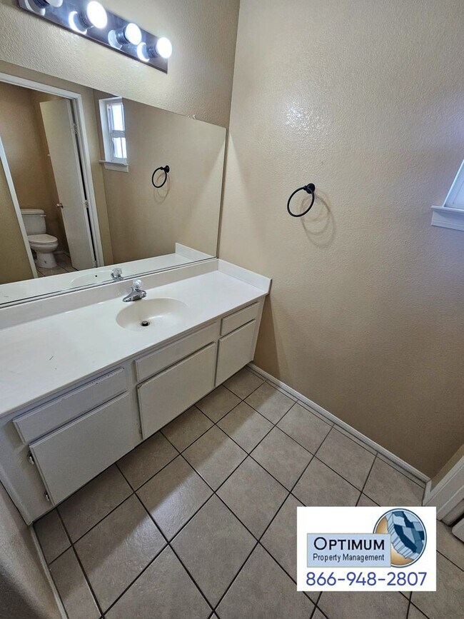 Building Photo - Spacious 6 bedroom , 3 bathroom home with downstairs bedroom and bath