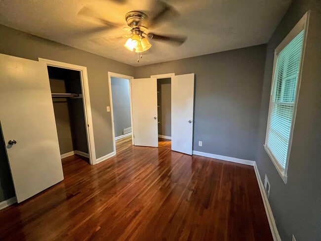 Building Photo - 2884 Meadowview Dr SE