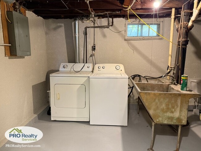 Building Photo - Updated 3 Bedroom House **Free November Re...