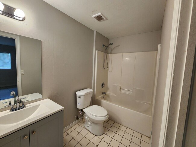 Building Photo - 5013-5015 Locke Ln